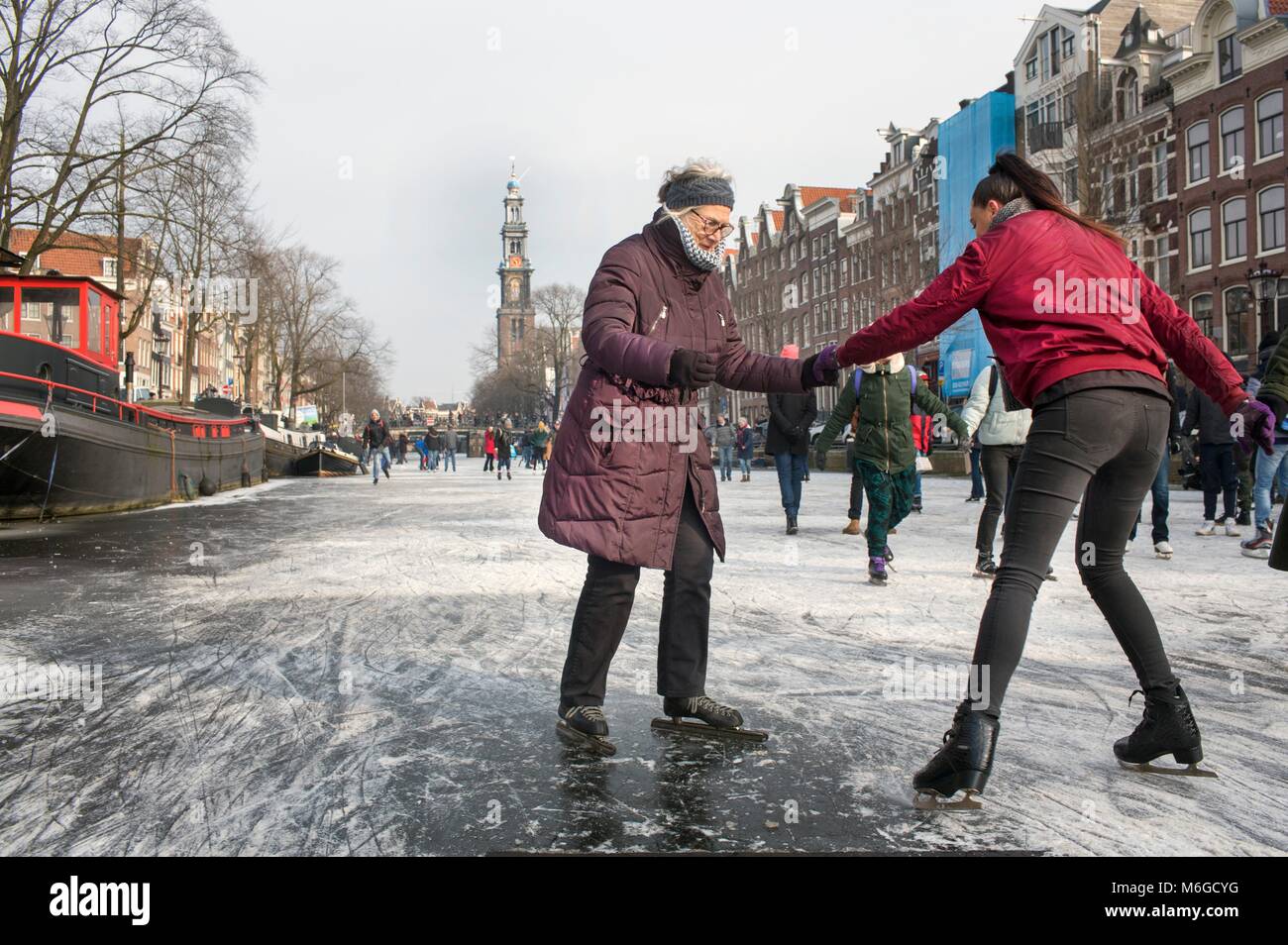 Pattinaggio su ghiaccio sui canali di Amsterdam. L'ultima volta in cui i canali sono stati congelati è stato nel febbraio 2015. Foto Stock