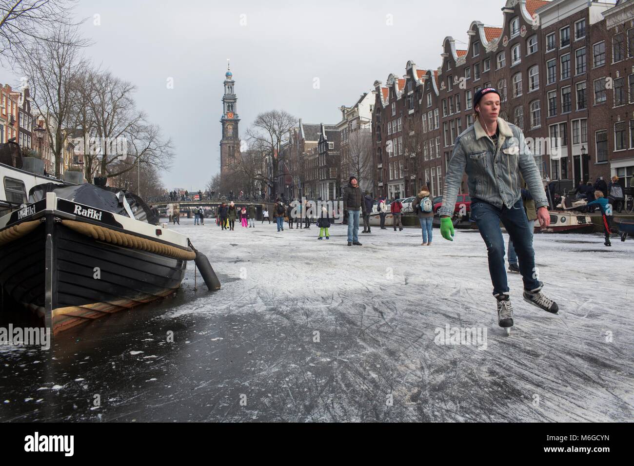 Pattinaggio su ghiaccio sui canali di Amsterdam. L'ultima volta in cui i canali sono stati congelati è stato nel febbraio 2015. Foto Stock