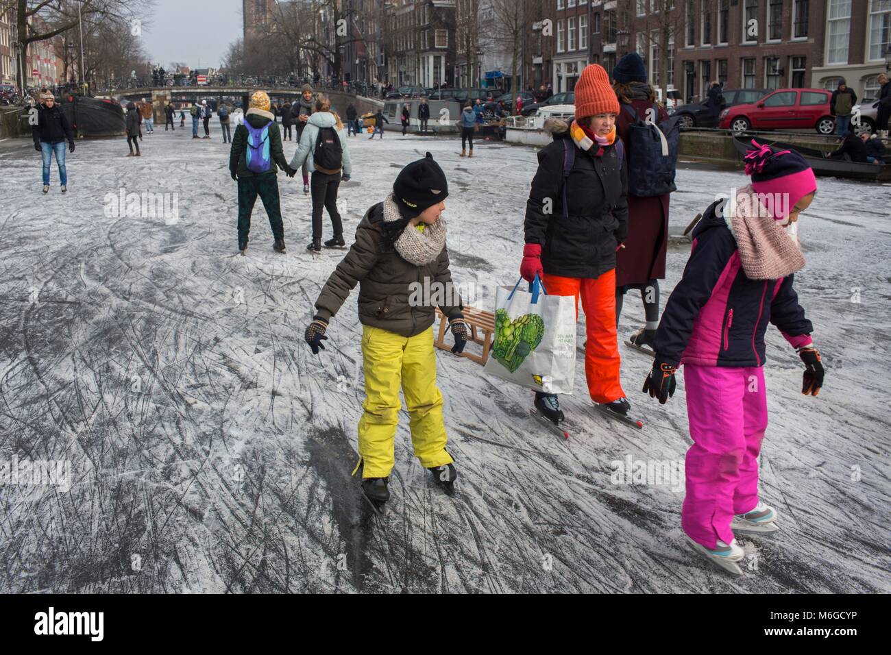 Pattinaggio su ghiaccio sui canali di Amsterdam. L'ultima volta in cui i canali sono stati congelati è stato nel febbraio 2015. Foto Stock