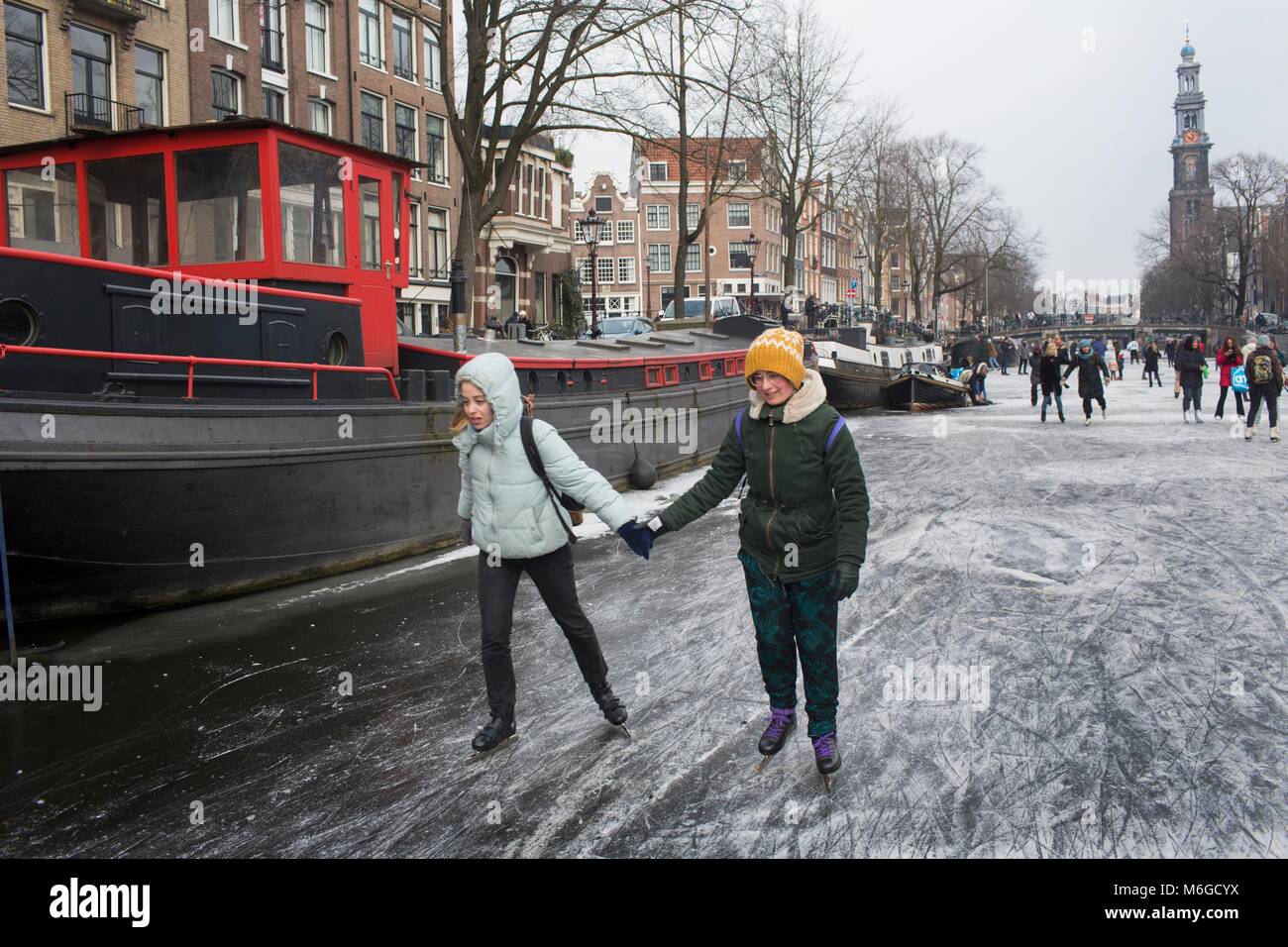 Pattinaggio su ghiaccio sui canali di Amsterdam. L'ultima volta in cui i canali sono stati congelati è stato nel febbraio 2015. Foto Stock