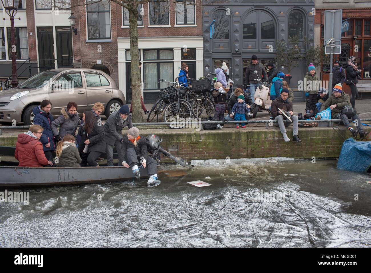 Pattinaggio su ghiaccio sui canali di Amsterdam. L'ultima volta in cui i canali sono stati congelati è stato nel febbraio 2015. Foto Stock