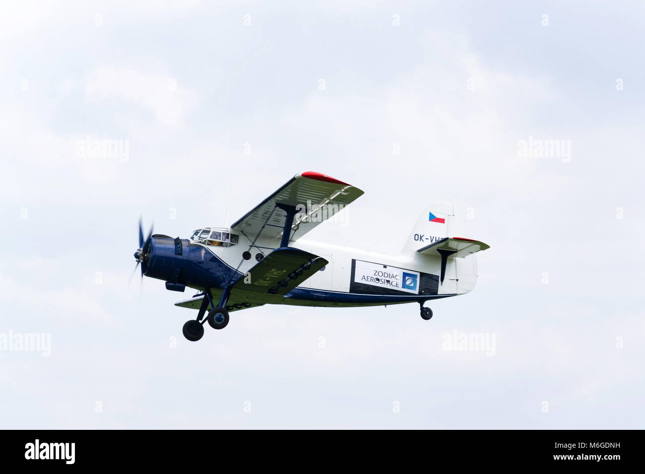 PLASY, Repubblica Ceca - 30 aprile: blu-bianco Antonov An-2 battenti il 30 aprile 2017 in Plasy, Repubblica Ceca. Foto Stock