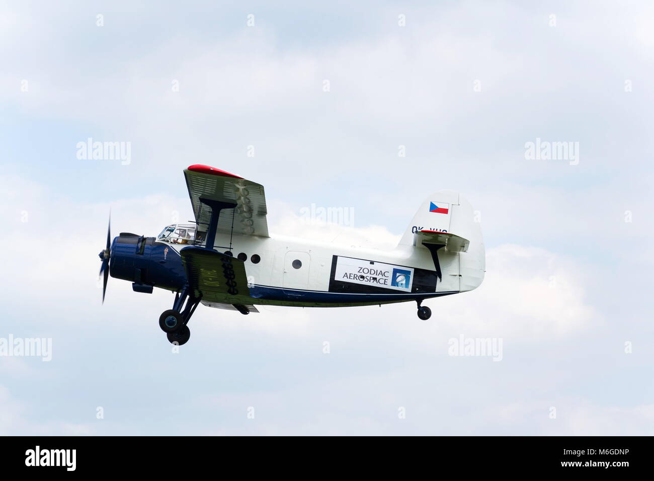 PLASY, Repubblica Ceca - 30 aprile: blu-bianco Antonov An-2 battenti il 30 aprile 2017 in Plasy, Repubblica Ceca. Foto Stock