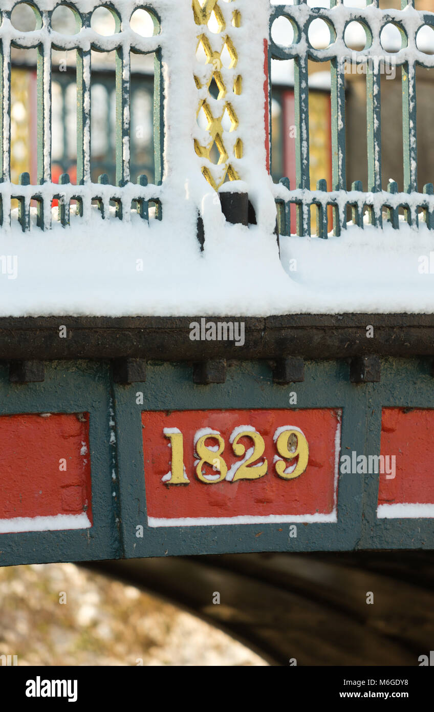 Data sulla coperta di neve ponte in ferro, Bridge Street, Thetford. Foto Stock