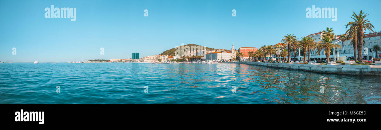 SPLIT, Croazia - Luglio 11, 2017: bellissima baia con il lungomare della città di Spalato - Dalmazia, Croazia Foto Stock