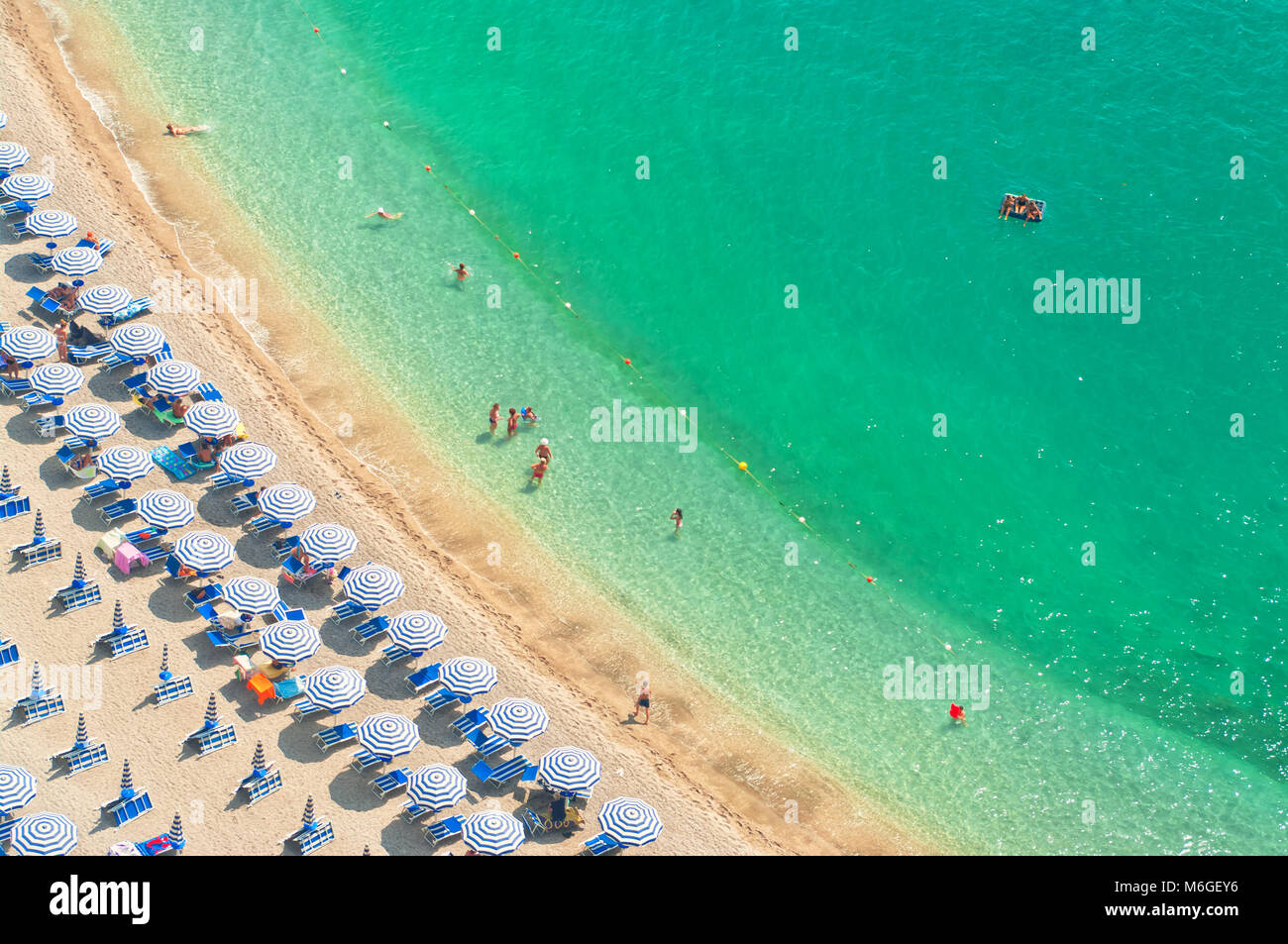 Vista aerea del popolo rilassante sulla spiaggia su caldo giorno d'estate sul rivestimento di Amalfi, Italia Foto Stock