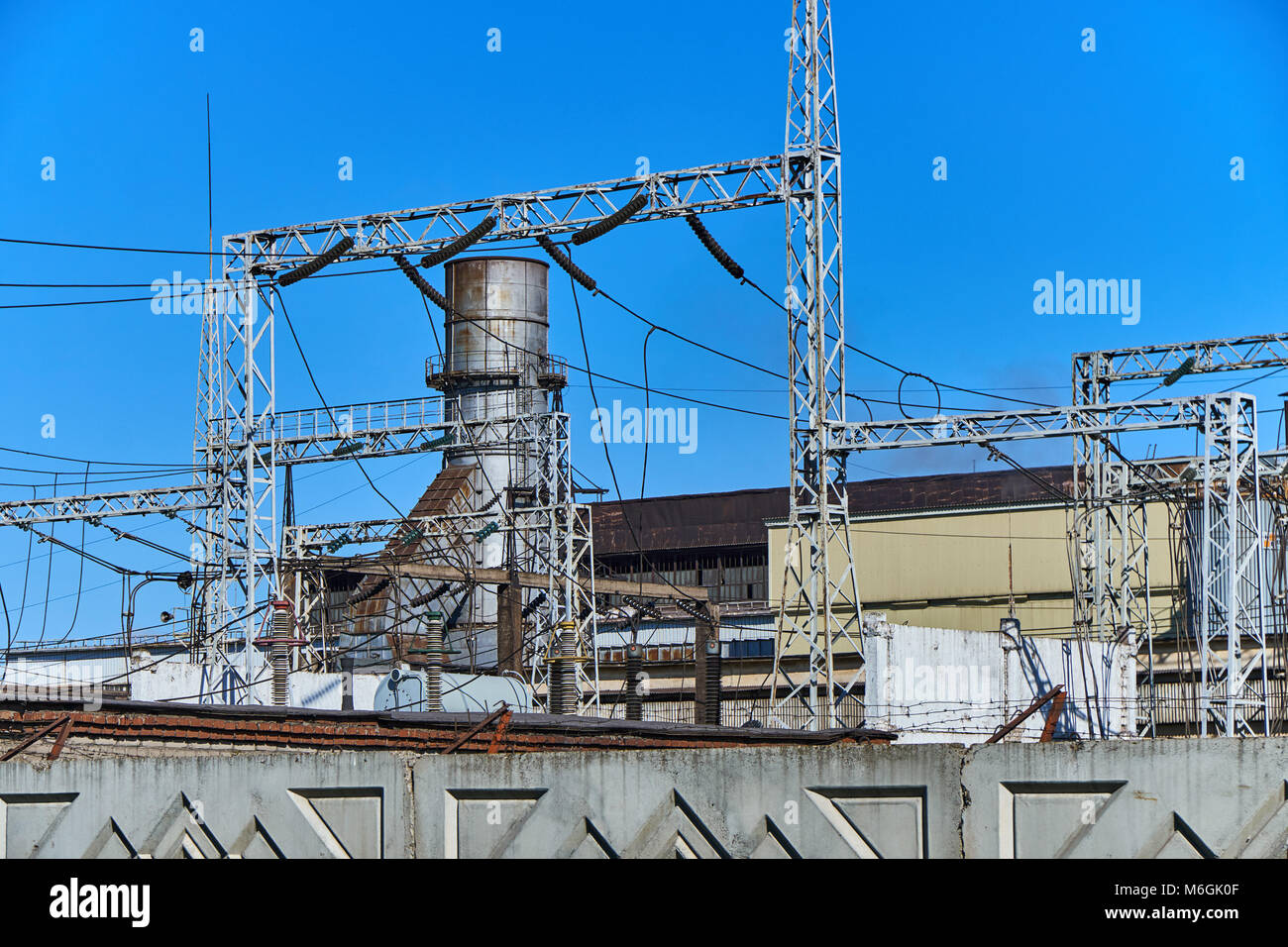 Rete elettrica industriale e infrastruttura di impianti con torri di trasmissione, linee di distribuzione, isolanti Foto Stock
