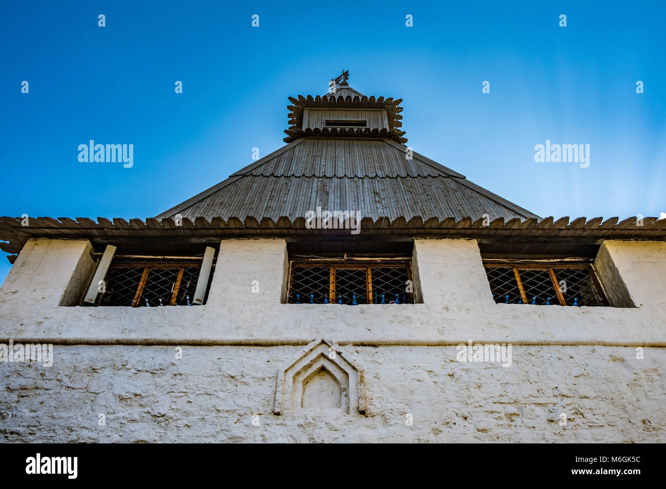 La pietra della torre di vedetta della antica Cremlino contro il cielo blu Foto Stock