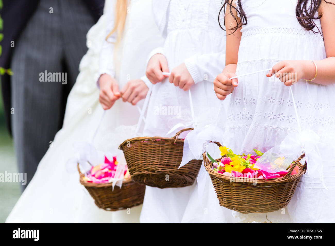 Wedding bridesmaids bambini con cesto fiorito Foto Stock