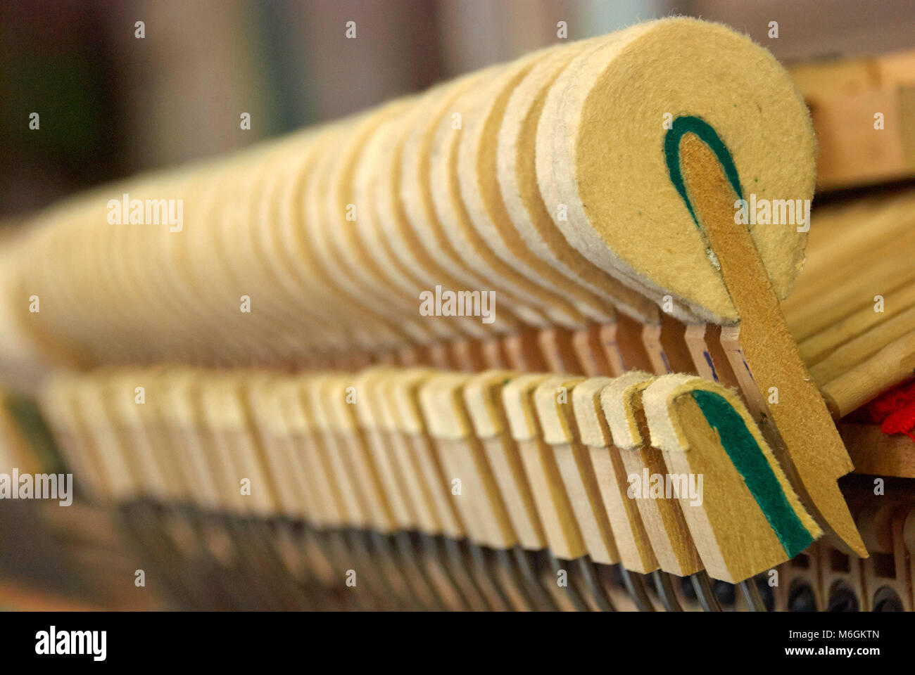 Martelli di legno del vecchio smontato pianoforte Foto Stock