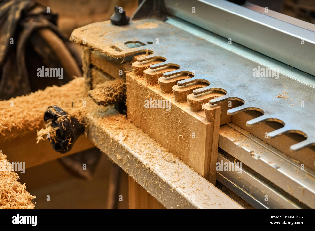 Giunto a coda di rondine. Lavorazione del legno e produzione di carpenteria. Parte di un cassetto in legno realizzato con una fresatrice. Primo piano Foto Stock