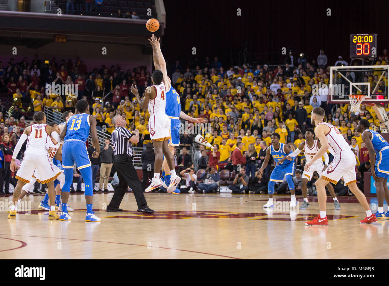 03 marzo 2018: USC Trojans e UCLA Bruins nella punta fuori in una NCAA pallacanestro tra l'UCLA Bruins vs USC Trojans al Galen Center di Los Angeles, CA: Jordon Kelly/CSM(Jordon Kelly : © Cal Sport Media) Credito: Cal Sport Media/Alamy Live News Foto Stock