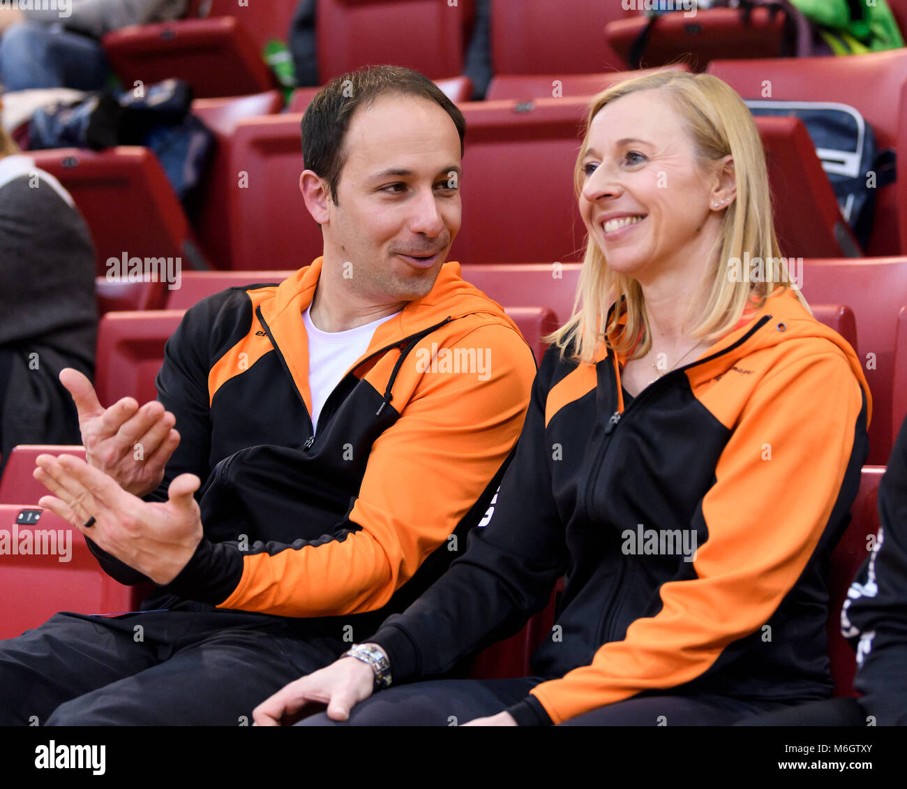 Stoccarda, Deutschland. 03 Mar, 2018. coach Chris Lakeman und Tatjana Bachmayer (KRK) (von links). GES/ Turnen/ Bundesliga: Saisonauftakt, 03.03.2018 -- |utilizzo del credito in tutto il mondo: dpa/Alamy Live News Foto Stock