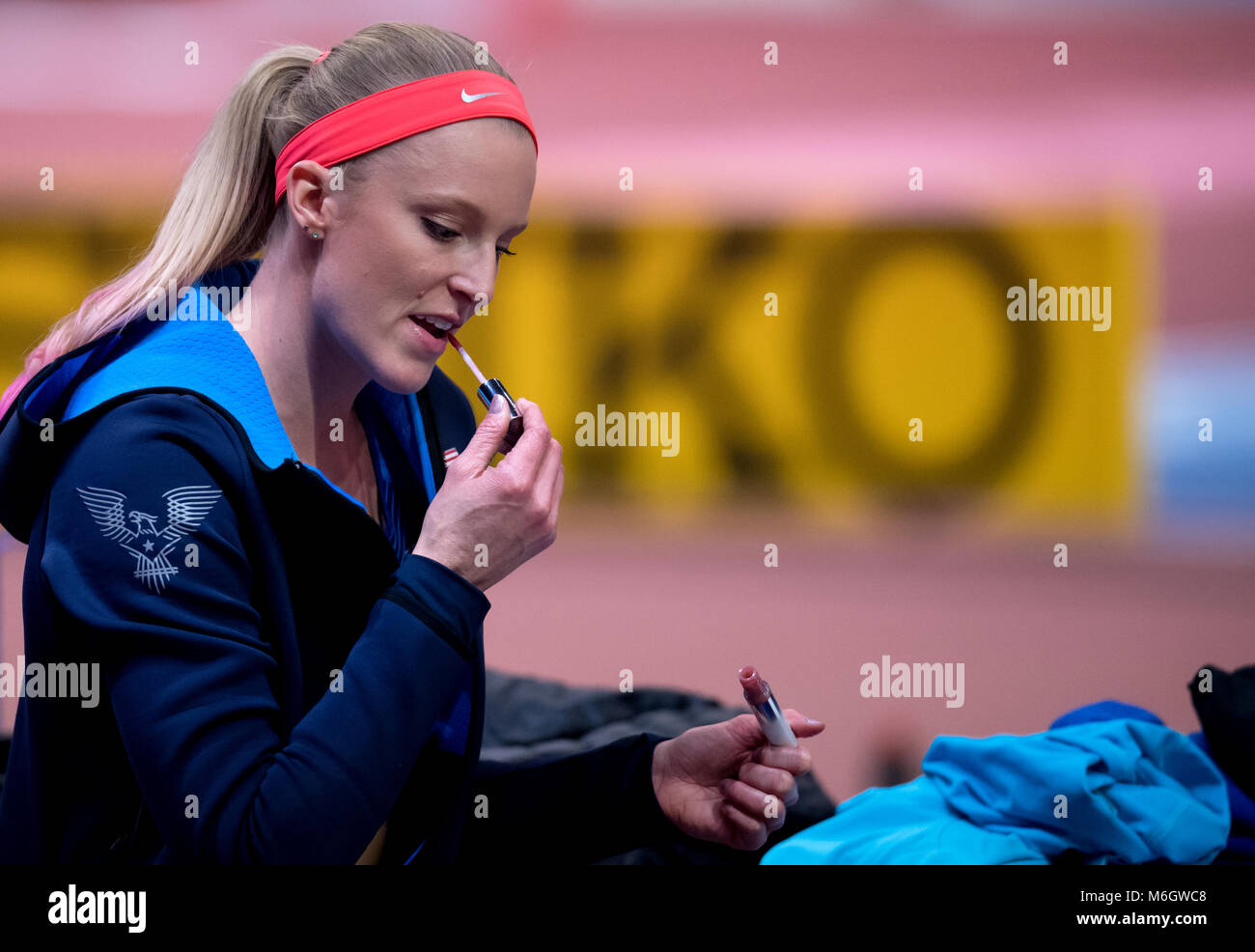 03 marzo 2018, Gran Bretagna, Birmingham: IAAF Campionati mondiali Indoor, Donne Salto in alto. Sandi Morris DI STATI UNITI D'AMERICA mette il rossetto. Morris ha vinto l'oro. Foto: Sven Hoppe/dpa Credito: dpa picture alliance/Alamy Live News Foto Stock