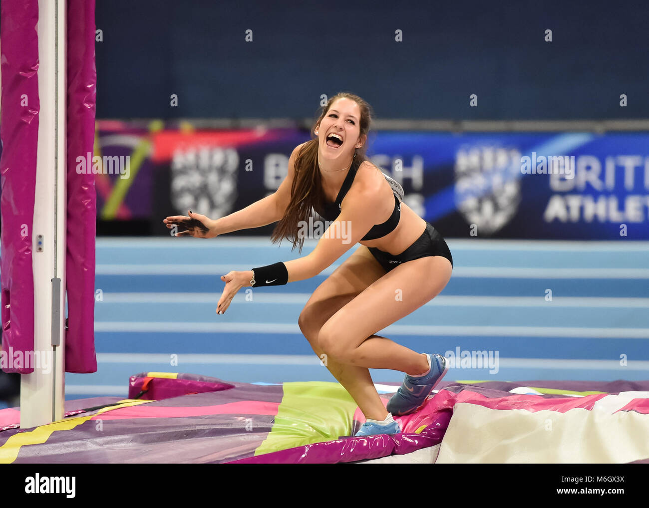 Eliza McCartney (NZL) cerca 4.70m nelle donne il Pole Vault durante la finale IAAF Campionati mondiali Indoor a Arena Birmingham su Sabato, 03 marzo 2018. BIRMINGHAM INGHILTERRA. Credito: Taka G Wu Credito: Taka Wu/Alamy Live News Foto Stock