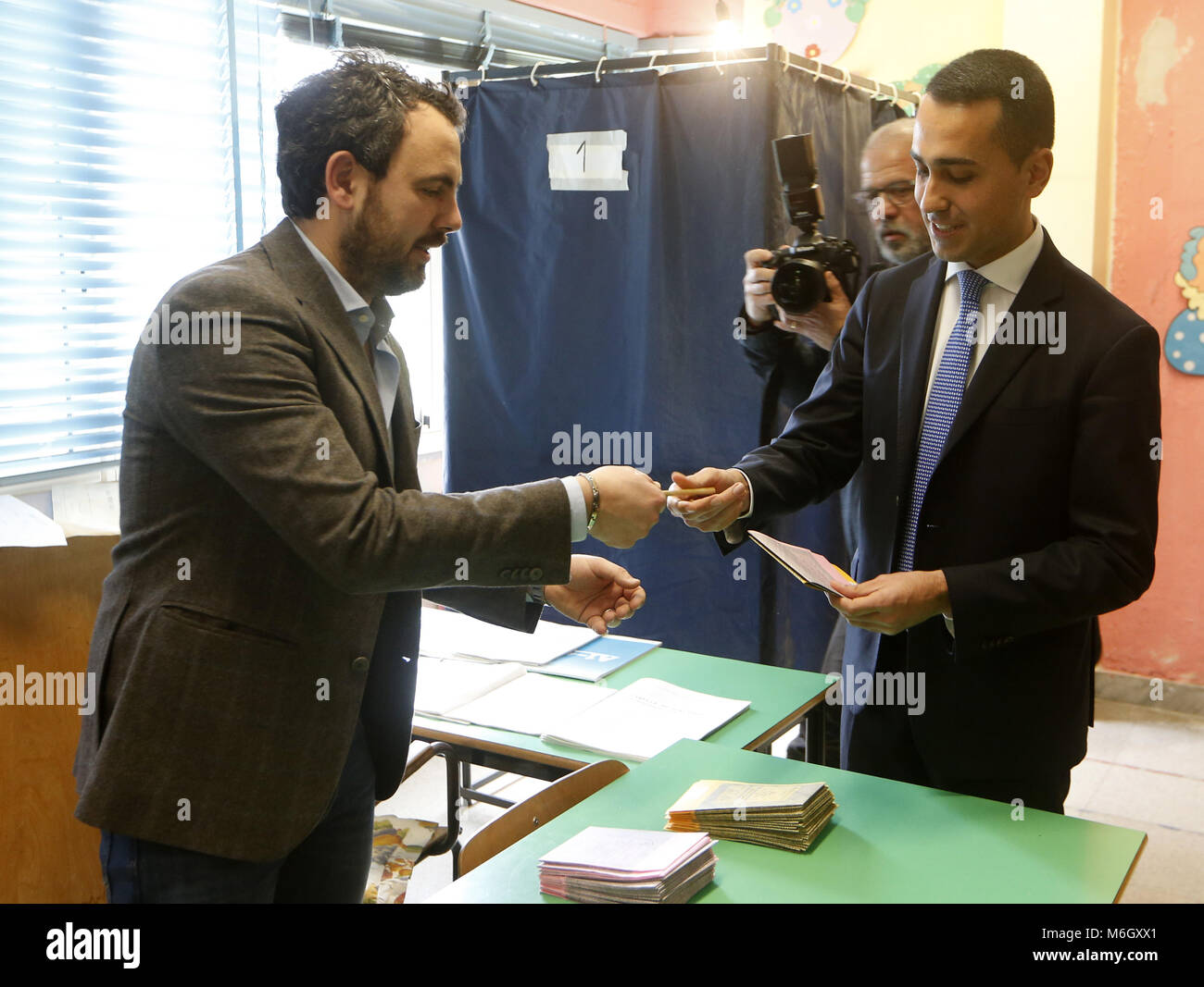 Milano. Mar 4, 2018. Il cinque stelle leader del movimento di Luigi Di Maio (R) getta il suo voto in corrispondenza di una stazione di polling a Pomigliano d'Arco, vicino a Napoli, Italia, il 4 marzo 2018. Gli italiani hanno iniziato a votare la domenica mattina portando alla elezione di un primo ministro, due giorni dopo i politici hanno fatto la loro ultima campagna per le elezioni generali. Credito: Xinhua/Alamy Live News Foto Stock