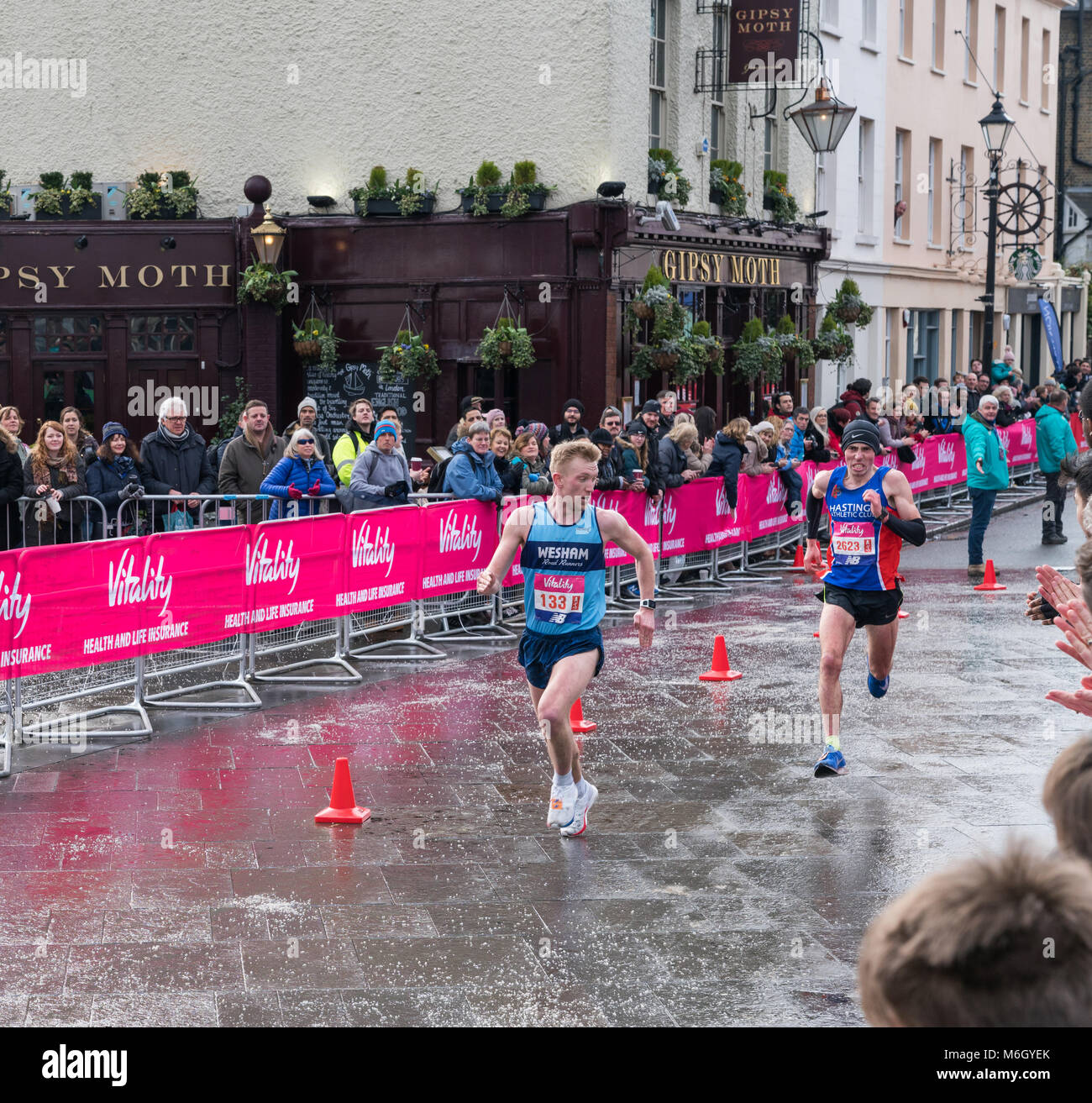 4 Marzo 2018 - Londra, Inghilterra. Cento metri al traguardo. Guide di scorrimento in lotta per il momento migliore in grande mezza maratona. Credito: AndKa/Alamy Live News Foto Stock