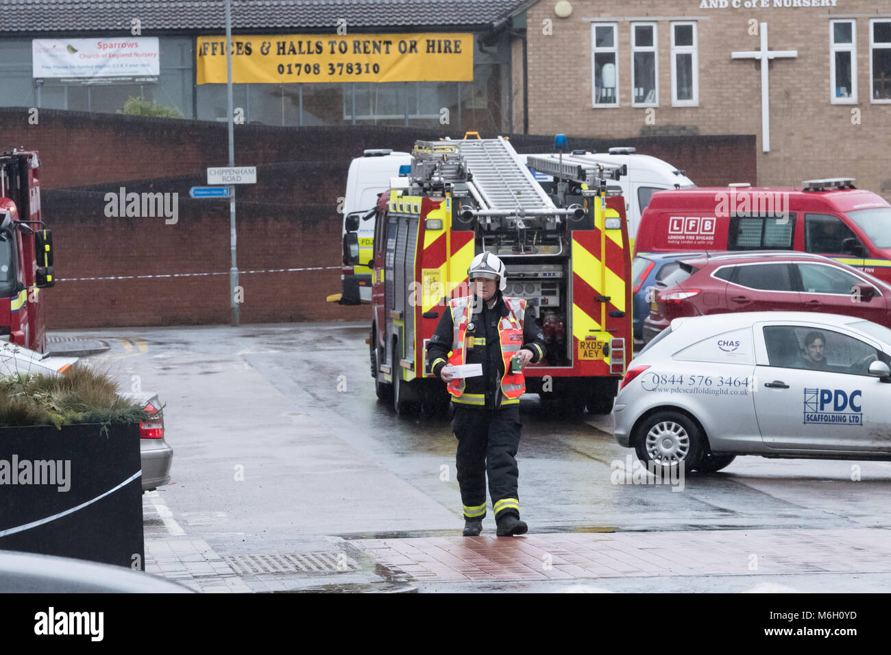 Romford Essex, 4° marzo 2018, un Blast è stato riportato in Farnham Road, Harold Hill, Romford. Cooperazione di polizia e vigili del fuoco evacuati i residenti nella zona. Successivamente è stato riferito di essere stata una esplosione di gas attivato da un guasto di credito Frigo Ian Davidson/Alamy Live News Foto Stock