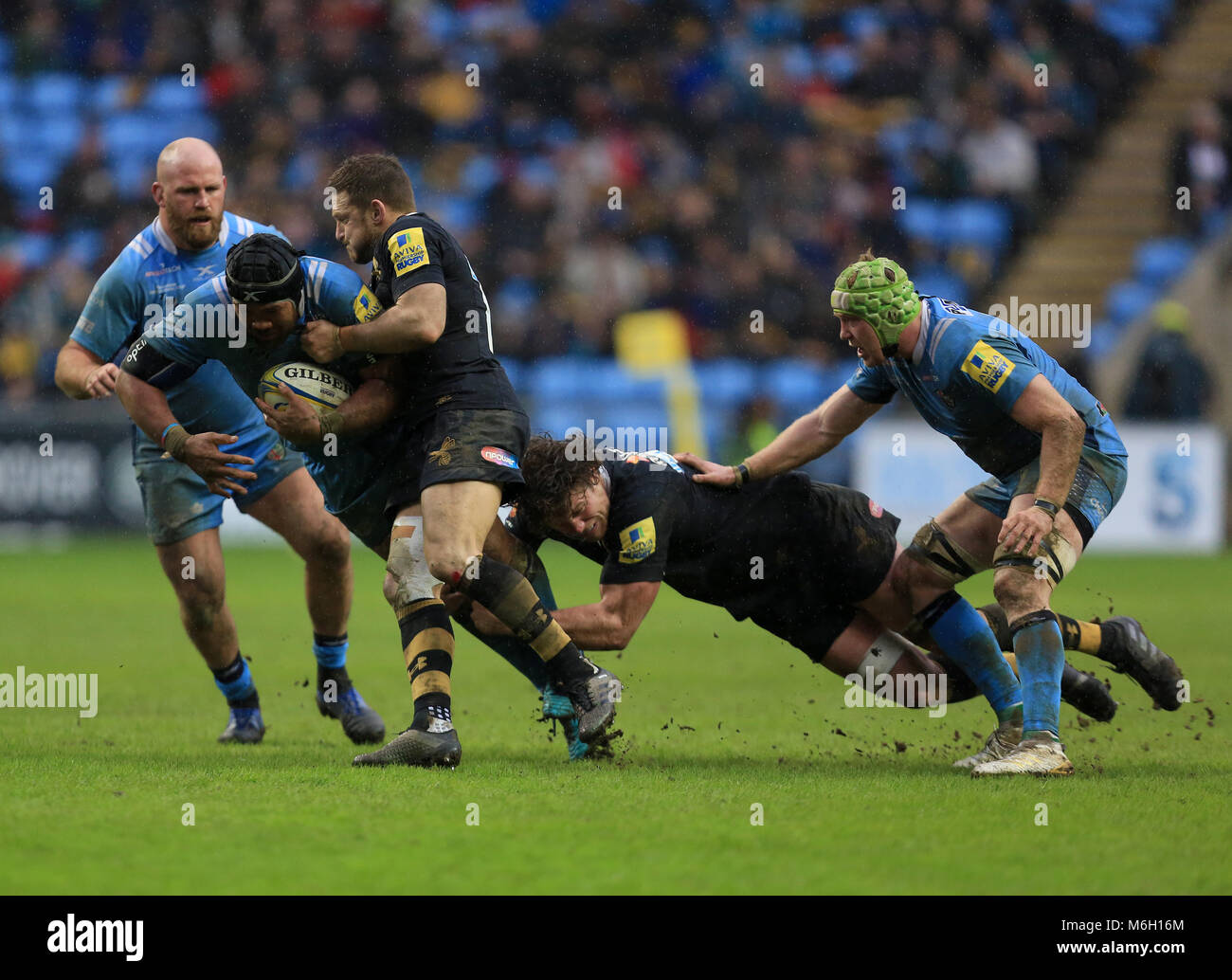 Coventry, Regno Unito - 04 Mar 2018 - Aviva Premiership Rugby vespe v London Irish - Ben franchi del London Irish è affrontato mentre in full motion - Obbligatorio per linea: Paul Roberts/OneUpTop Foto Stock