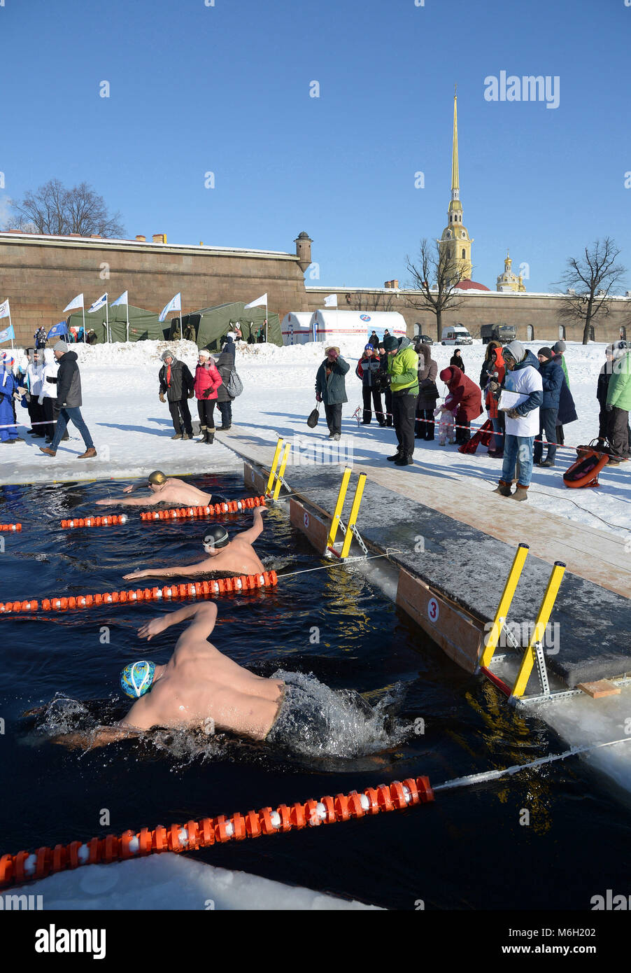 San Pietroburgo, Russia. Mar 4, 2018. La Russia, San Pietroburgo, il 4 marzo 2018. Competizioni di appassionati del nuoto invernale "Coppa della grande Neva di 2018" sulla spiaggia di La Fortezza di Pietro e Paolo in San Peturg. Il programma ha providevided distanze di 25, 50, 100 e 200 m, con vari stili di nuoto, in sei categorie di età (età dei partecipanti da 12 a 78 anni). Più di 140 atleti provenienti da 12 paesi del mondo e 15 regioni della Russia prendere parte in riscaldatori. (Foto: Andrey Pronin/Fotoarena) Credito: Foto Arena LTDA/Alamy Live News Foto Stock