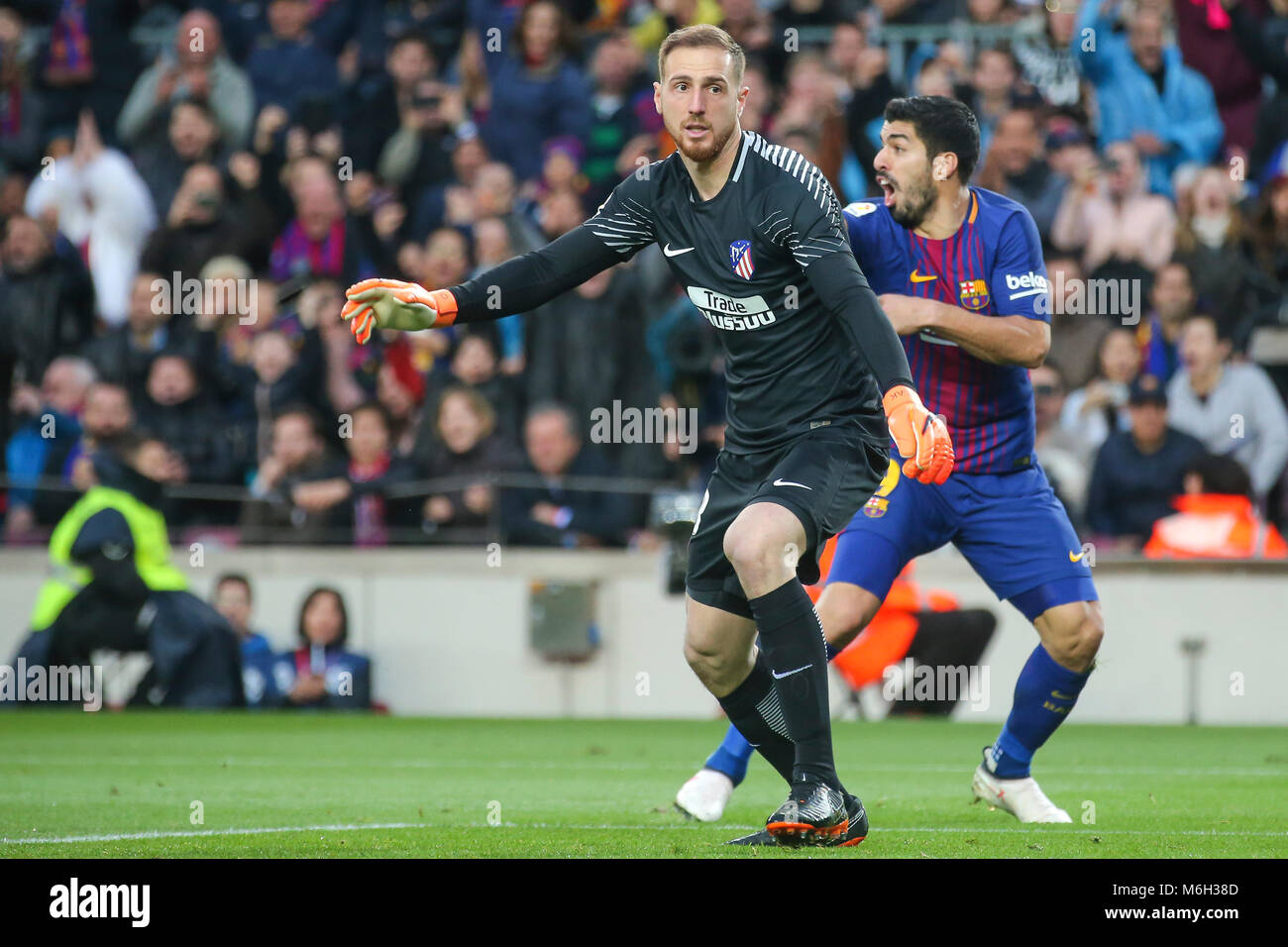Barcellona, Spagna. 04 Mar, 2018. Atletico Madrid portiere Jan Oblak (13) durante la partita tra FC Barcelona contro l'Atletico Madrid, per il round 27 del Liga Santander, giocato al Camp Nou Stadium il 4 marzo 2018 a Barcellona, Spagna. Credito: Gtres Información más Comuniación on line, S.L./Alamy Live News Foto Stock Barcellona, Spagna. 04 Mar, 2018. Atletico Madrid portiere Jan Oblak (13) durante la partita tra FC Barcelona contro l'Atletico Madrid, per il round 27 del Liga Santander, giocato al Camp Nou Stadium il 4 marzo 2018 a Barcellona, Spagna. Credito: Gtres Información más Comuniación on line, S.L./Alamy Live News Foto Stock
