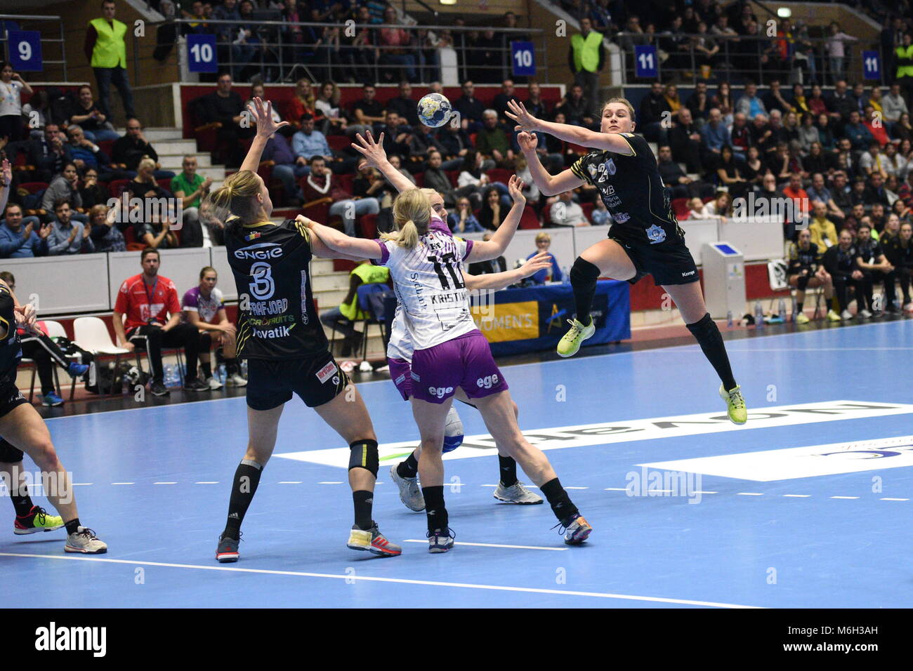 Bucarest, Romania - Marzo 04, 2018: pallamano match tra il CSM di Bucarest e Midtjylland nel girone principale di donna EHF Champions League 2017/18 in Sala Polivalenta, Bucarest, Romania. Credito: Alberto Grosescu/Alamy Live News Foto Stock