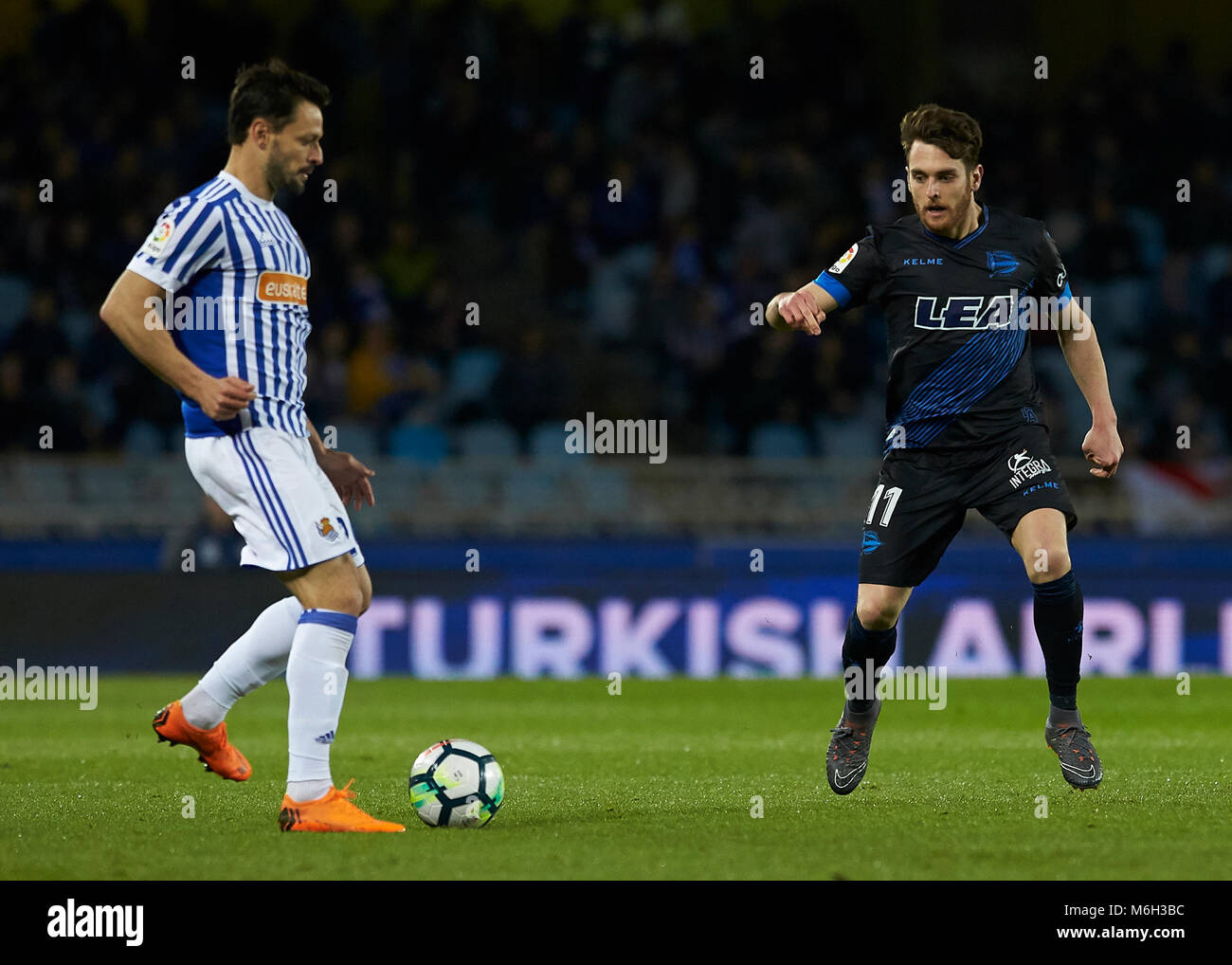 San Sebastian, Spagna. 04 Mar, 2018. (24) Alberto de la Bella, (11) Ibai Gomez durante lo spagnolo La Liga partita di calcio tra Real Sociedad e Deportivo Alaves, a Stadio Anoeta, a San Sebastian, Spagna settentrionale, domenica di marzo. 04, 2018. Credito: Gtres Información más Comuniación on line, S.L./Alamy Live News Foto Stock San Sebastian, Spagna. 04 Mar, 2018. (24) Alberto de la Bella, (11) Ibai Gomez durante lo spagnolo La Liga partita di calcio tra Real Sociedad e Deportivo Alaves, a Stadio Anoeta, a San Sebastian, Spagna settentrionale, domenica di marzo. 04, 2018. Credito: Gtres Información más Comuniación on line, S.L./Alamy Live News Foto Stock