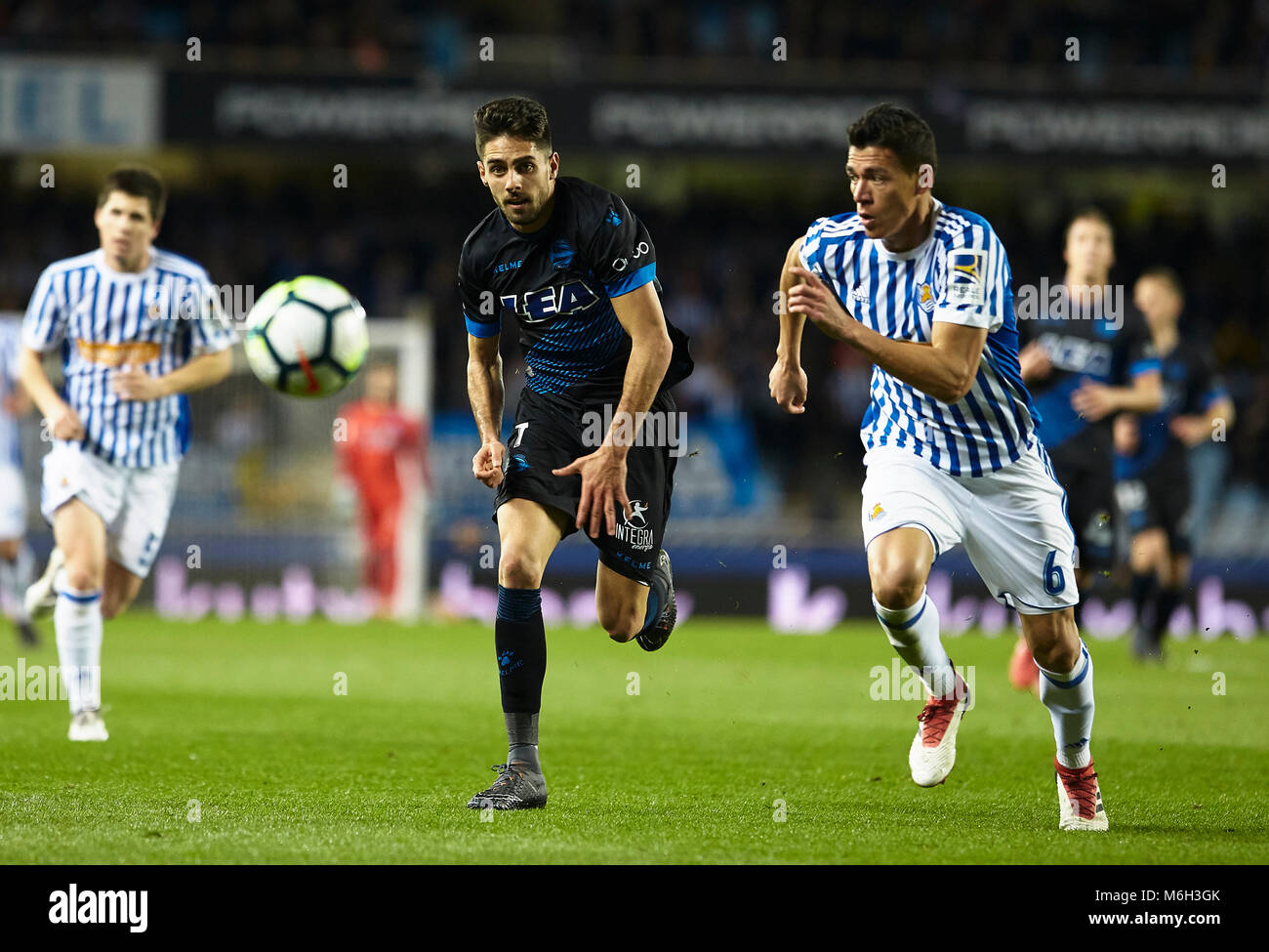 San Sebastian, Spagna. 04 Mar, 2018. (7) Ruben Sobrino, (6) Hector Alfredo Moreno durante la spagnola La Liga partita di calcio tra Real Sociedad e Deportivo Alaves, a Stadio Anoeta, a San Sebastian, Spagna settentrionale, domenica di marzo. 04, 2018. Credito: Gtres Información más Comuniación on line, S.L./Alamy Live News Foto Stock San Sebastian, Spagna. 04 Mar, 2018. (7) Ruben Sobrino, (6) Hector Alfredo Moreno durante la spagnola La Liga partita di calcio tra Real Sociedad e Deportivo Alaves, a Stadio Anoeta, a San Sebastian, Spagna settentrionale, domenica di marzo. 04, 2018. Credito: Gtres Información más Comuniación on line, S.L./Alamy Live News Foto Stock