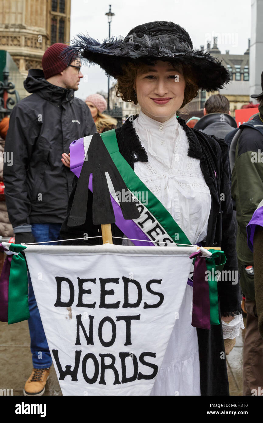 Westminster, Londra, 4 marzo 2018. Una donna in suffragette il vestito.  Migliaia di cartello-cuscinetto unisce le donne e gli uomini a piedi  attraverso Londra per l annuale Marzo 4 donne, ripercorrendo il