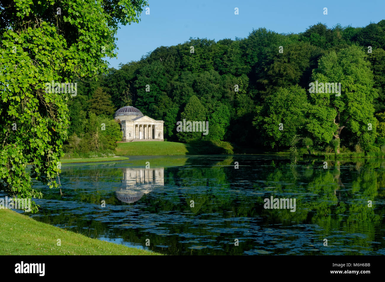 Il Pantheon è immerso nel verde a Stourhead Garden Foto Stock