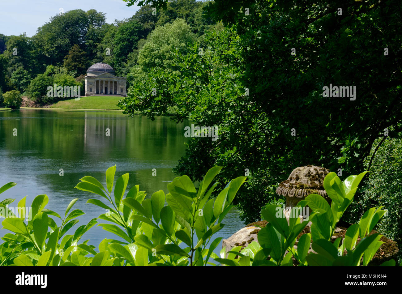 Attraverso il lago al Pantheon a Stourhead Garden Foto Stock
