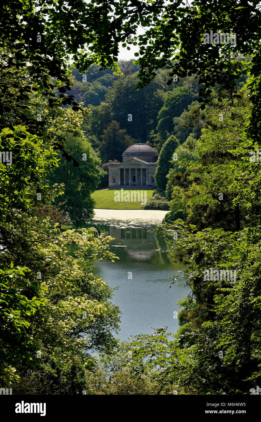 Attraverso gli alberi per il Pantheon a Stourhead Garden Foto Stock