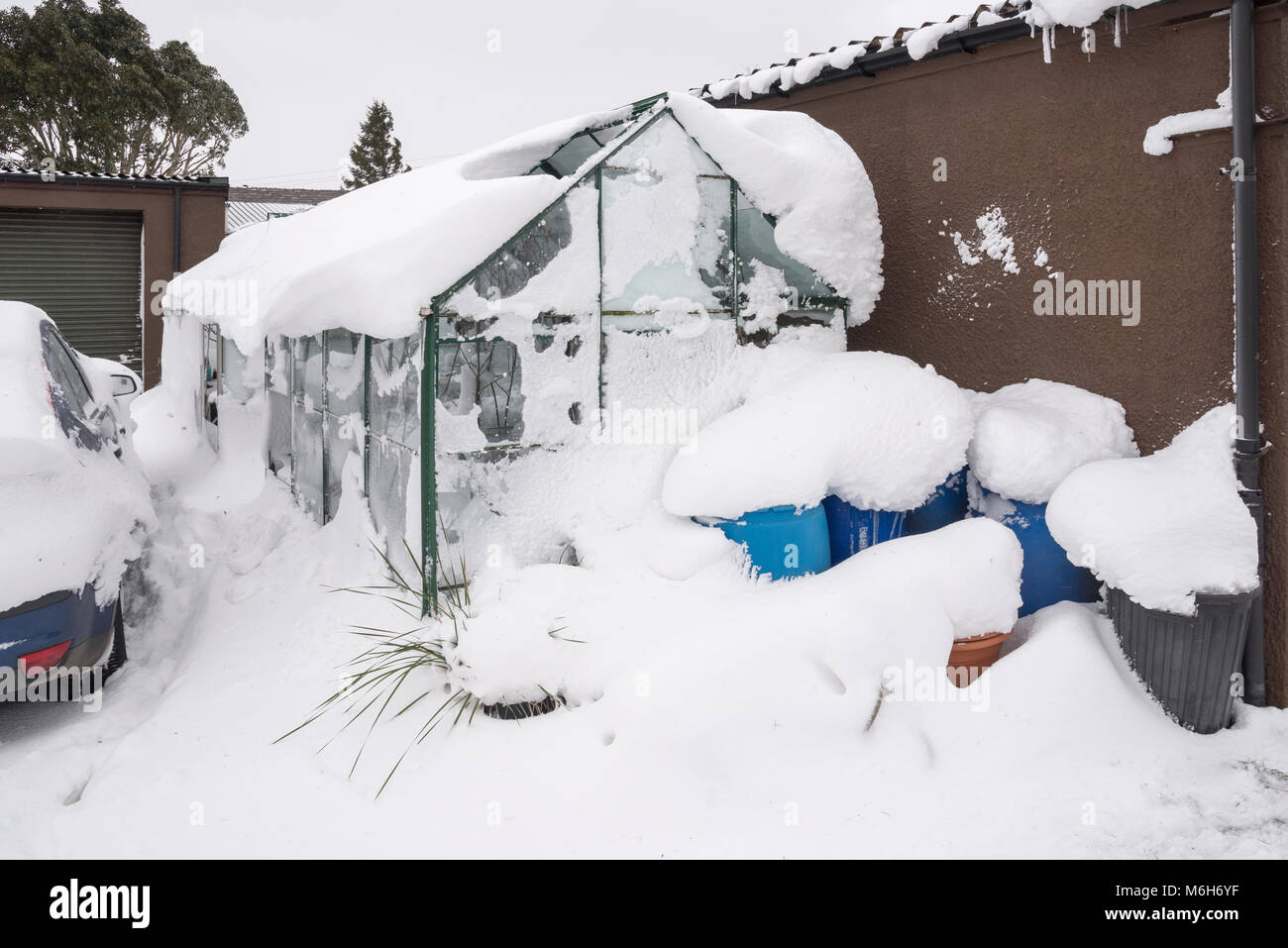 Serra e mozziconi di acqua sotto profonda tempesta di neve. Foto Stock