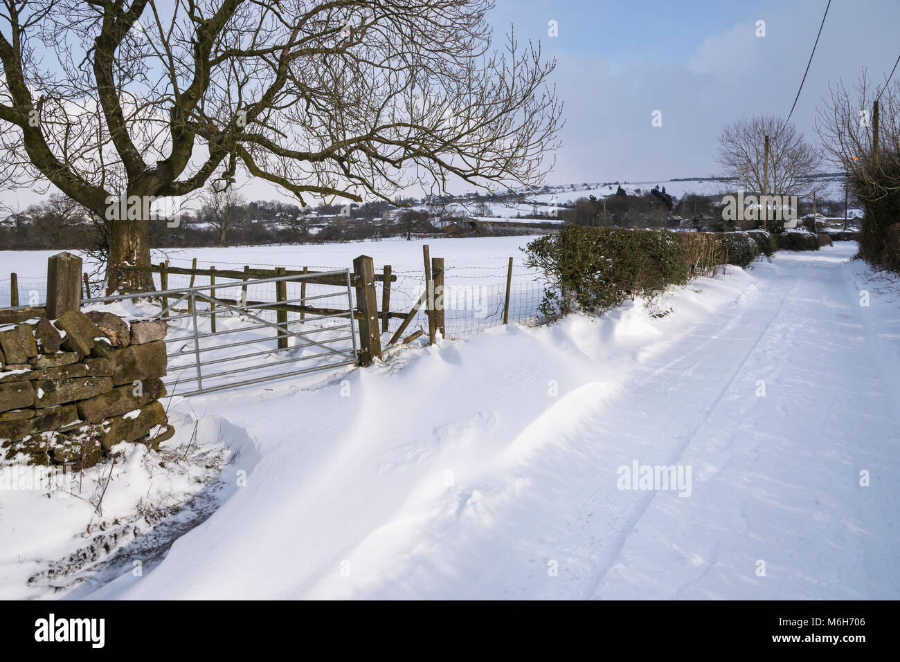 Neve profonda su un vicolo del paese nella campagna inglese. Foto Stock