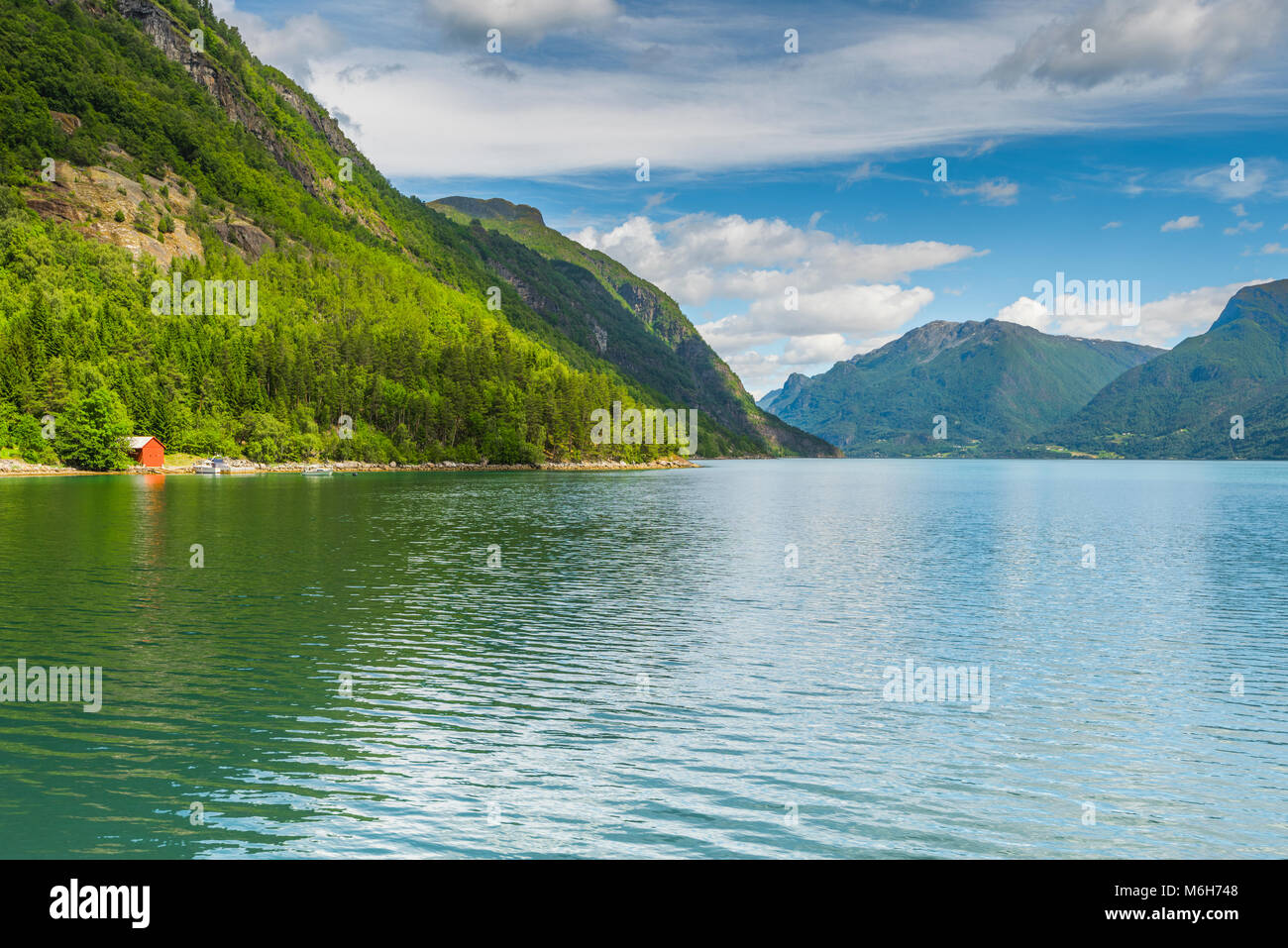 Piccola capanna rosso sulla riva del fiordo, Norvegia, Lustrafjorden, Sognefjorden Foto Stock