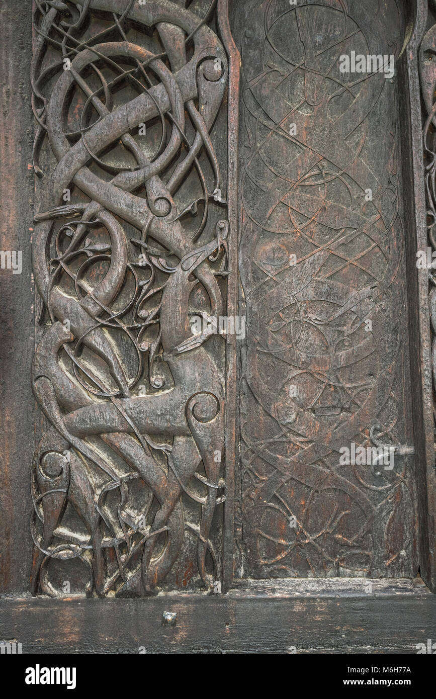 Ornamentic sul lato nord della chiesa di Urnes, Ornes, Norvegia, Sognefjorden, lotta simbolica di Lion e snake, motivi della cultura Viking Foto Stock