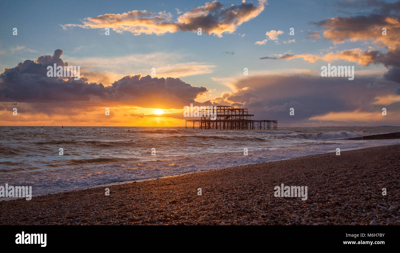 Molo Ovest di Brighton al tramonto Foto Stock