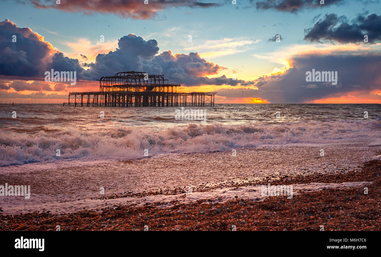Molo Ovest di Brighton al tramonto Foto Stock