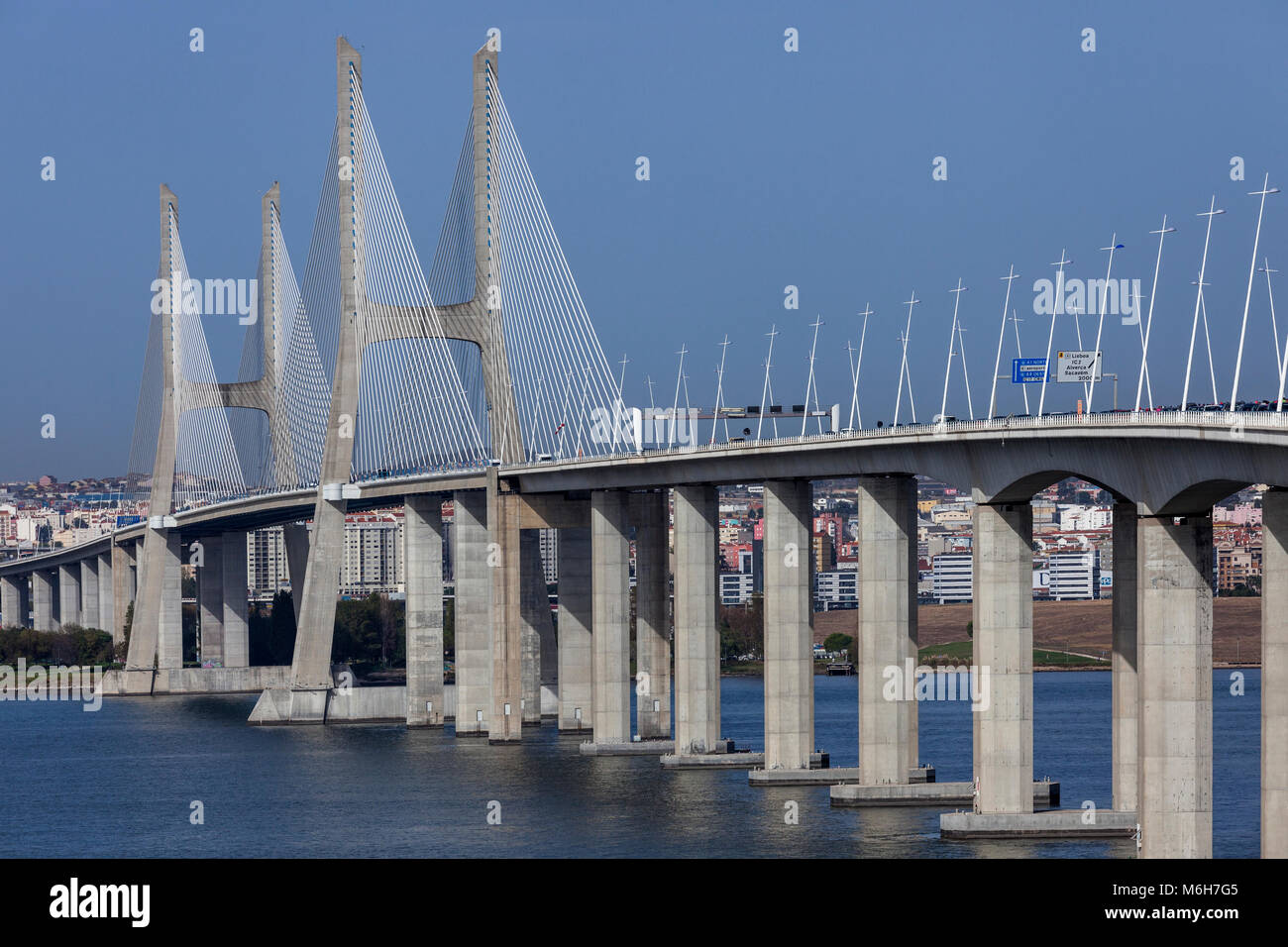 Vista insoliti per la parte principale del ponte Vasco da Gama a Lisbona, Portogallo Foto Stock