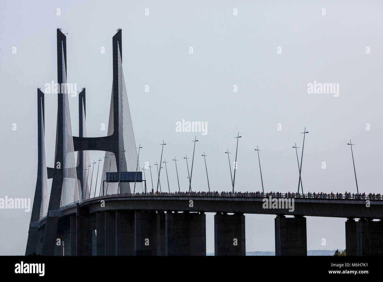 Silhouette di Ponte Vasco da Gama da uno dei suoi viadotti a Lisbona, Portogallo Foto Stock
