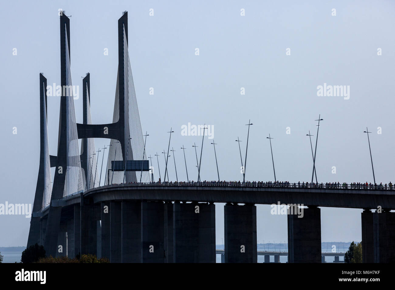 Silhouette di Ponte Vasco da Gama da uno dei suoi viadotti a Lisbona, Portogallo Foto Stock