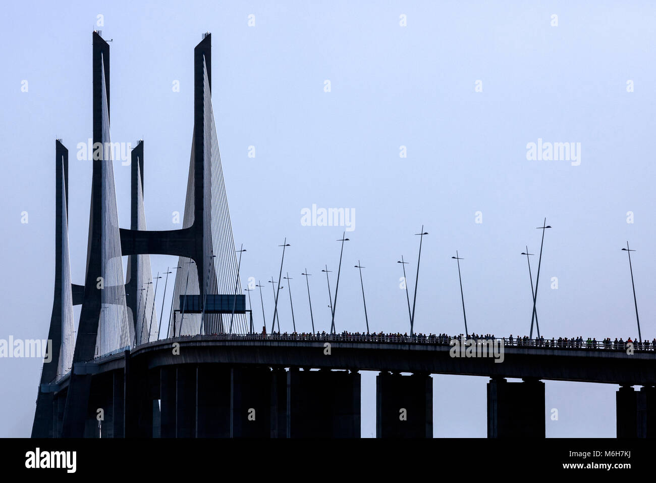 Silhouette di Ponte Vasco da Gama da uno dei suoi viadotti a Lisbona, Portogallo Foto Stock