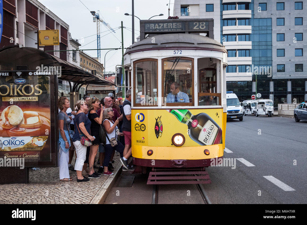 Martim Moniz - iniziale fermata del tram storico 28, il più famoso giro è Lisbona. Portogallo Foto Stock