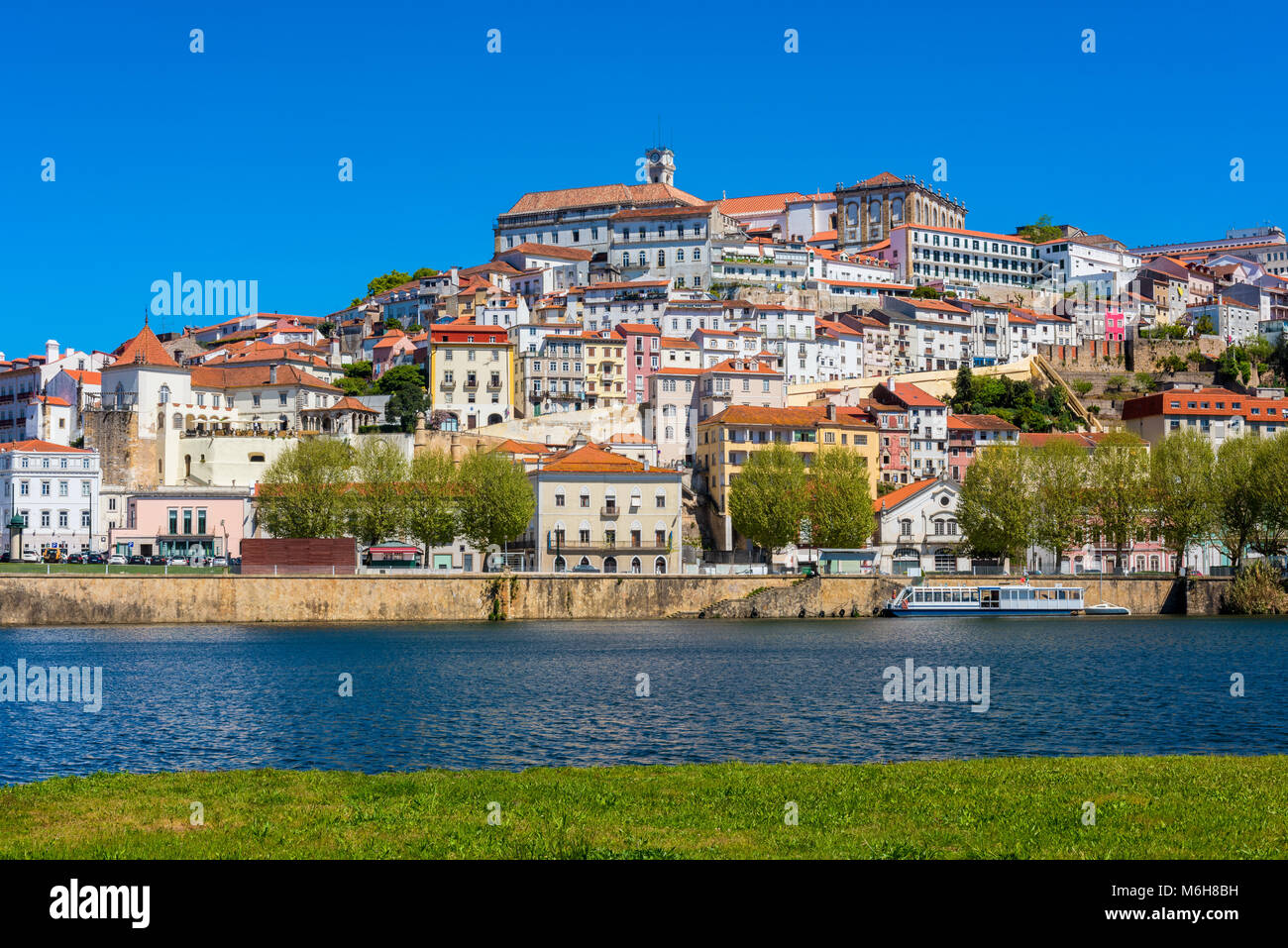 Coimbra Portogallo come viste attraverso il fiume Mondego Foto Stock