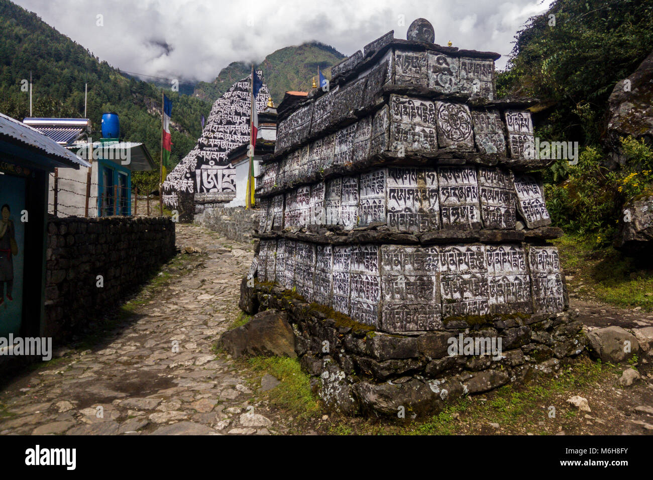 I monumenti di bianco le iscrizioni sul Campo Base Everest trek, Nepal Foto Stock