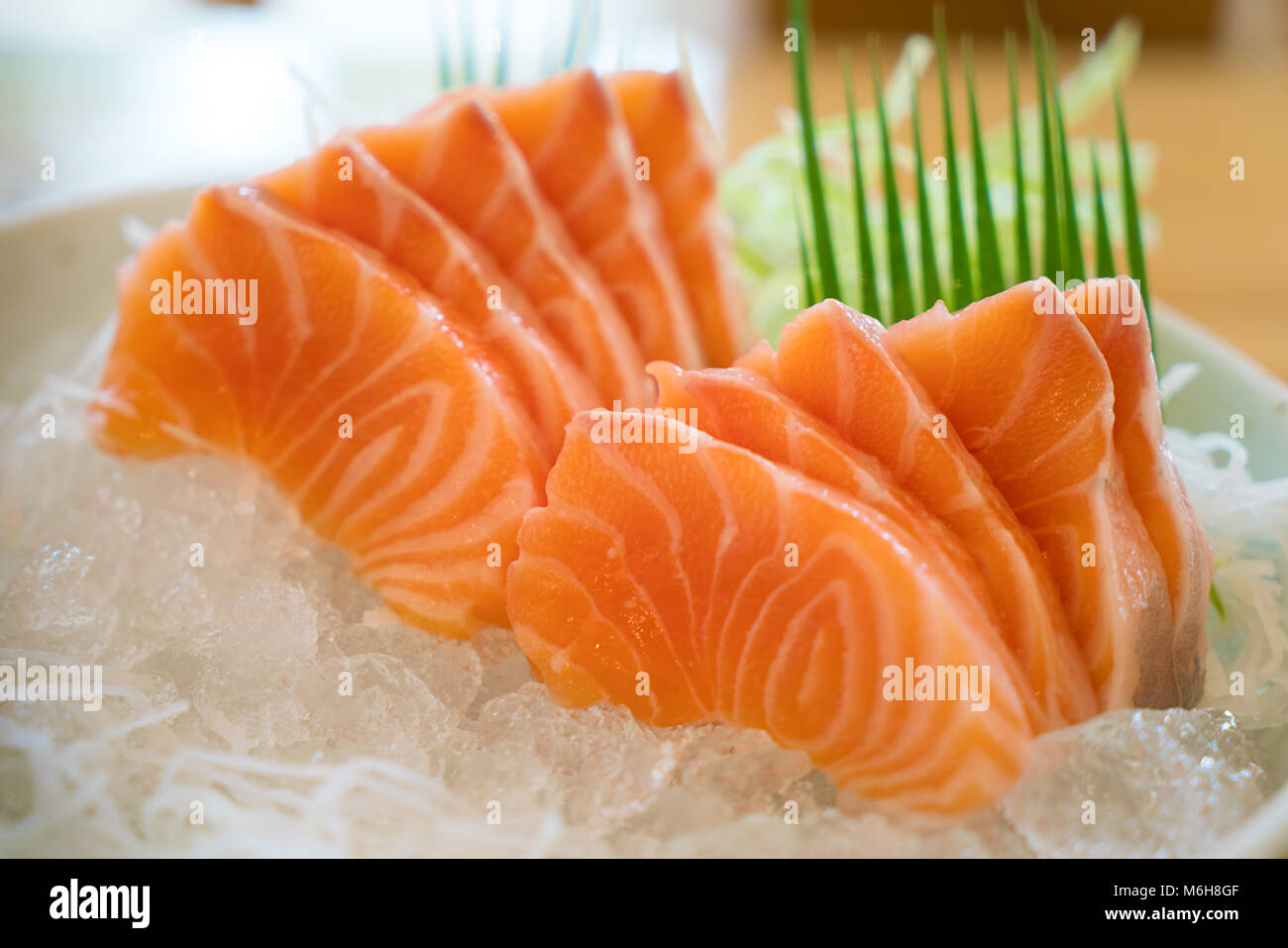 Raw fetta di salmone o sashimi di salmone in stile Giapponese servire fresco su ghiaccio nel recipiente. Foto Stock