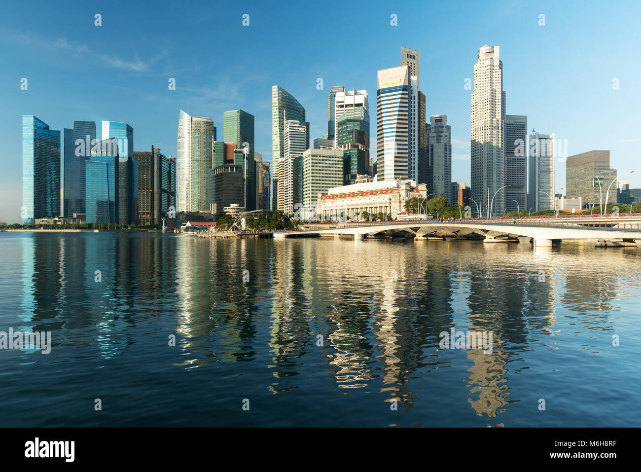 Singapore al quartiere degli affari e dello skyline di grattacieli in mattinata a Marina Bay, Singapore. Foto Stock
