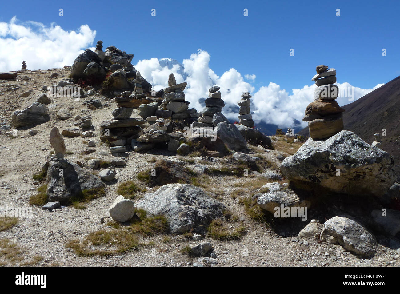 Un gruppo di Pikas (pietre impilate) in Valle Periche sulla strada verso Dingboche, Campo Base Everest trek, Nepal Foto Stock