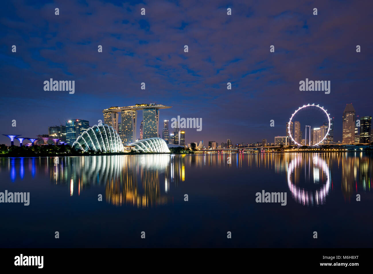 Singapore business district skyline di notte di Marina Bay, Singapore. Asia Foto Stock