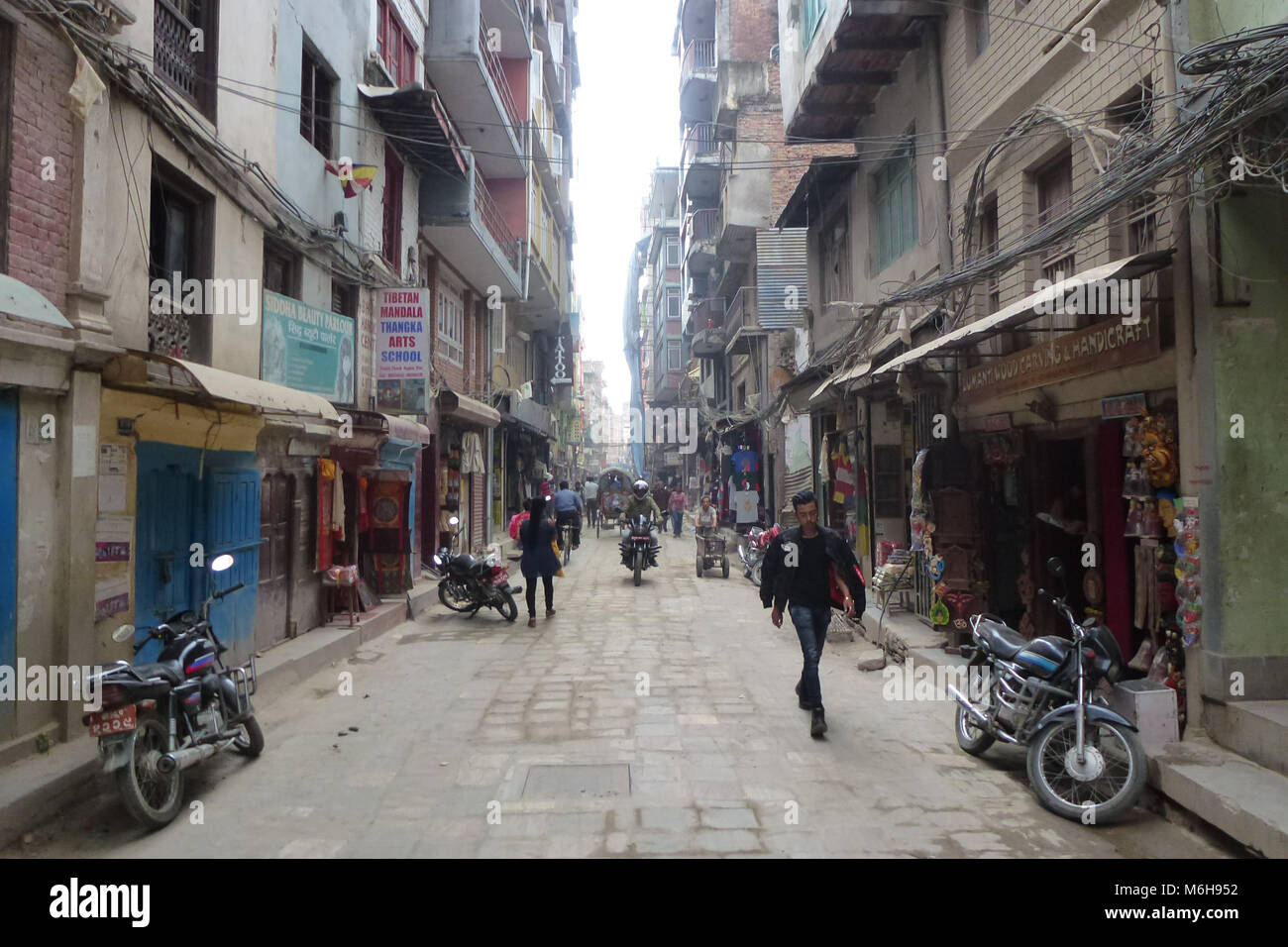 Una strada polverosa in Kathmandu, Nepal Foto Stock